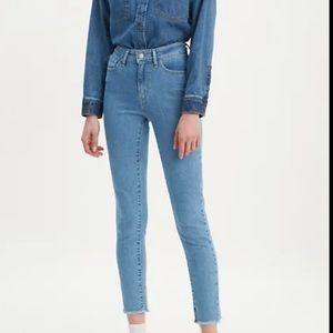 Levi’s 721 High Rise Skinny in Medium Wash Frayed Ankle